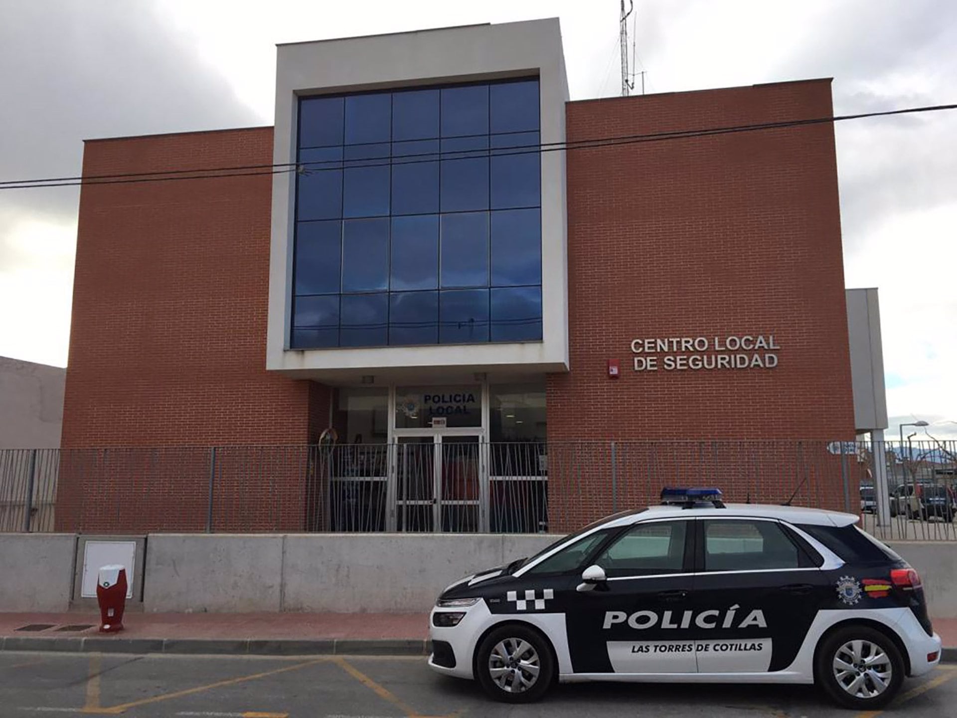 20/12/2022 Instalaciones de la Policía Local de Las Torres de Cotillas (Murcia).

La Policía Local de Las Torres de Cotillas (Murcia) ha detenido al presunto autor de cerca de una veintena de robos en el interior vehículos estacionados en el municipio, según han informado fuentes del Ayuntamiento de la localidad en una nota de prensa.

ESPAÑA EUROPA MURCIA SOCIEDAD
AYUNTAMIENTO DE LAS TORRES DE COTILLAS (MURCIA)
