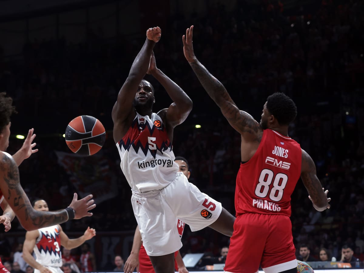 El Baskonia responde al toque de atención pero cae en El Pireo