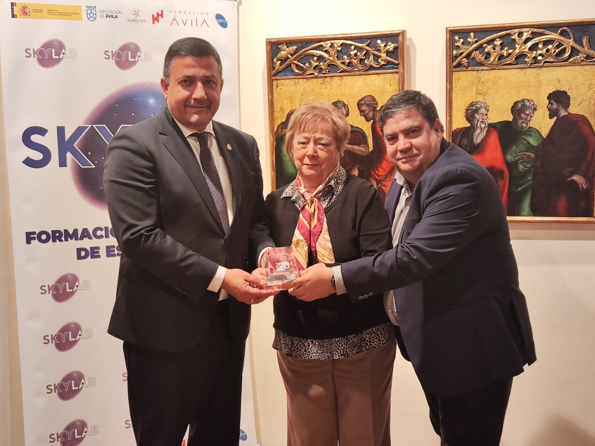 La presidenta de la Fundación Ávila, Dolores Ruiz Ayúcar comparte el premio con el presidente de la Diputación, Carlos García y el presidente del GOAA Raúl Muñoz