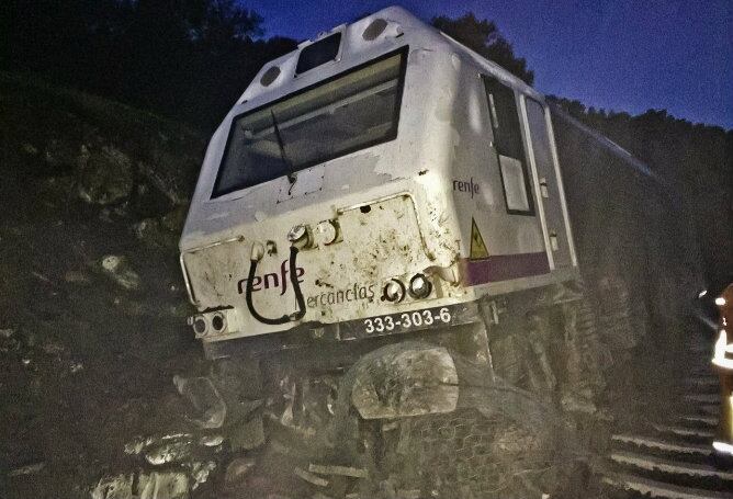 Imagen de la locomotora descarriladaen la línea Zafra-Huelva y que provocó una fuga de amoniaco en uno de los vagones cisterna
