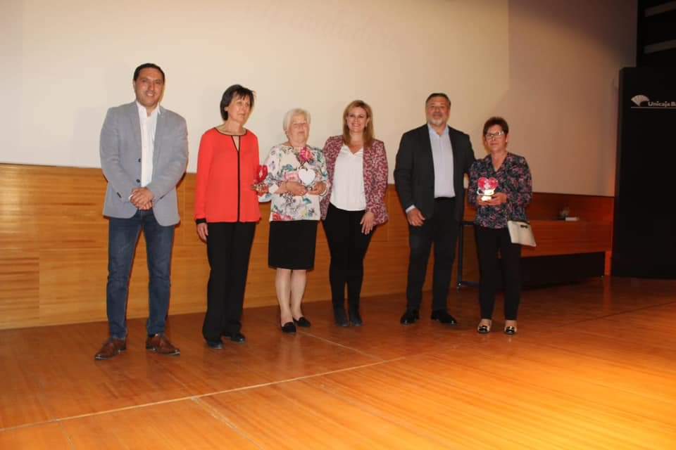 Homenaje a las cuidadoras durante la gala del 10º aniversarios de Parkinson Cuenca.