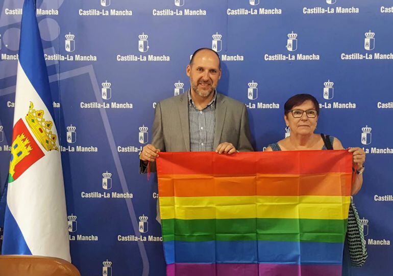 Entrega de la bandera del ‘Orgullo Gay’