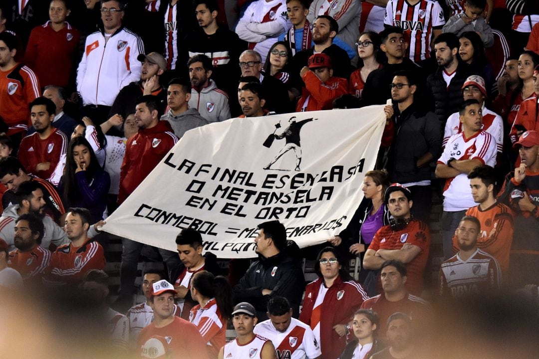 Aficionados de River protestan por la decisión de la Conmebol de llevar la final de Buenos Aires a Madrid.