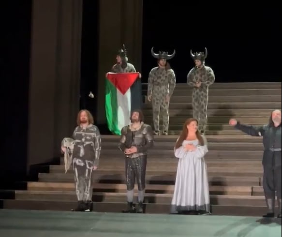 Un artista muestra una bandera palestina al acabar una obra en la Royal Opera House