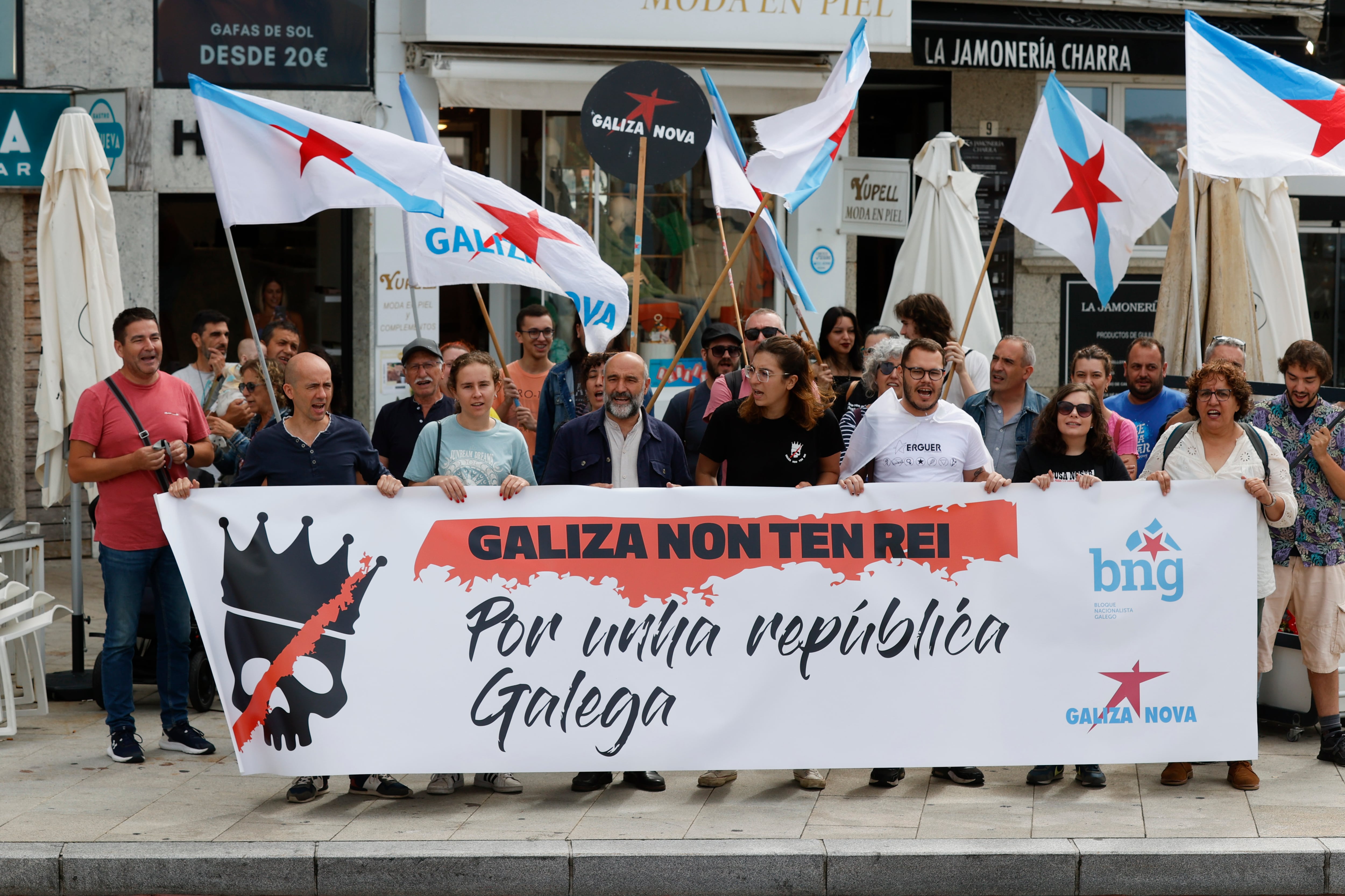 Néstor Rego, único diputado del Bloque Nacionalista Galego (BNG) en el Congreso de los Diputados, se ha concentrado este sábado junto a militantes y simpatizantes de la organización juvenil del BNG