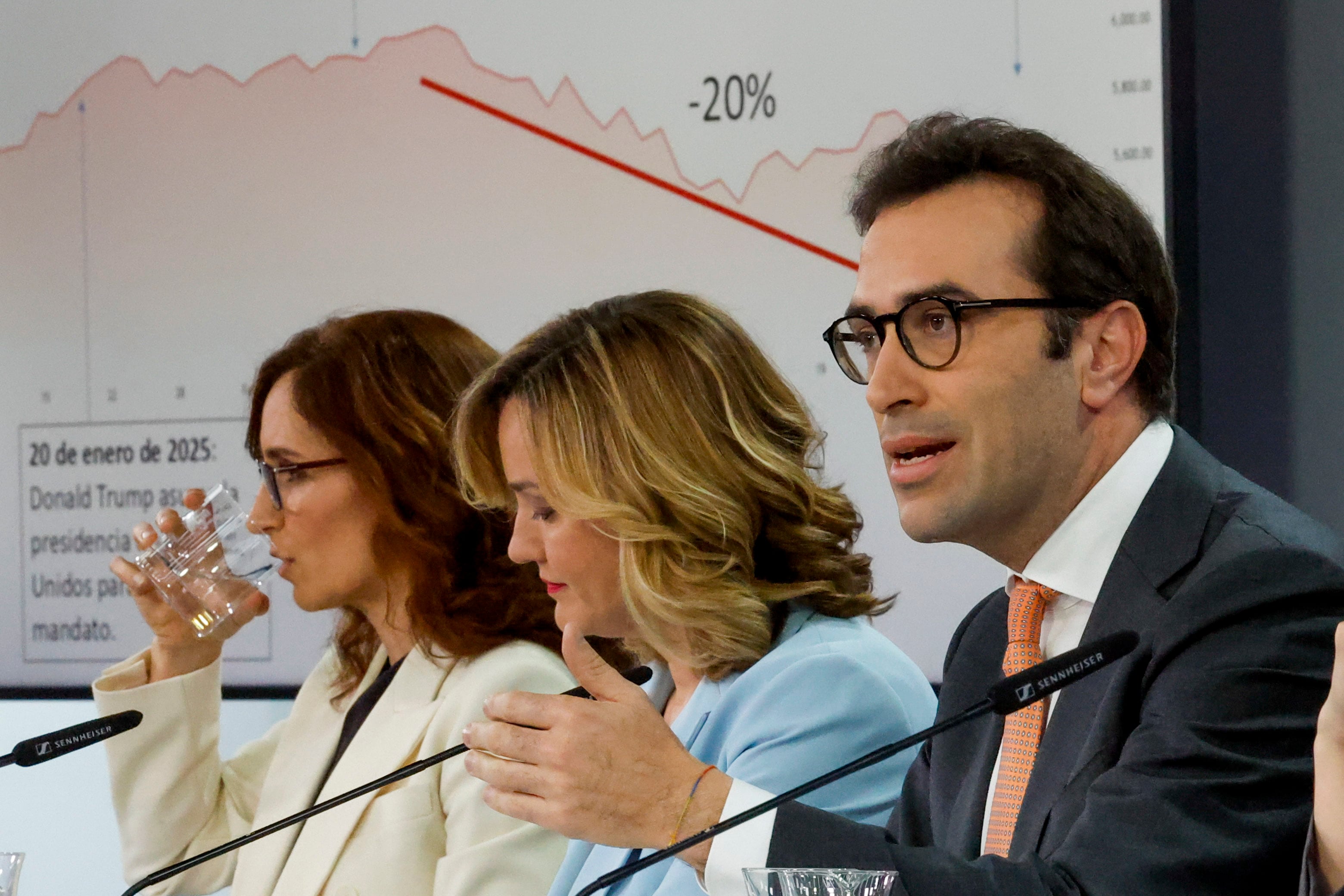 El ministro de Economía, Carlos Cuerpo, interviene durante la rueda posterior a la reunión del Consejo de Ministros en el complejo del Palacio de la Moncloa.