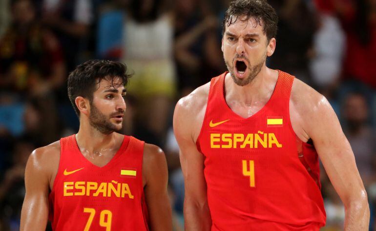 Gasol celebra una canasta junto a Ricky Rubio