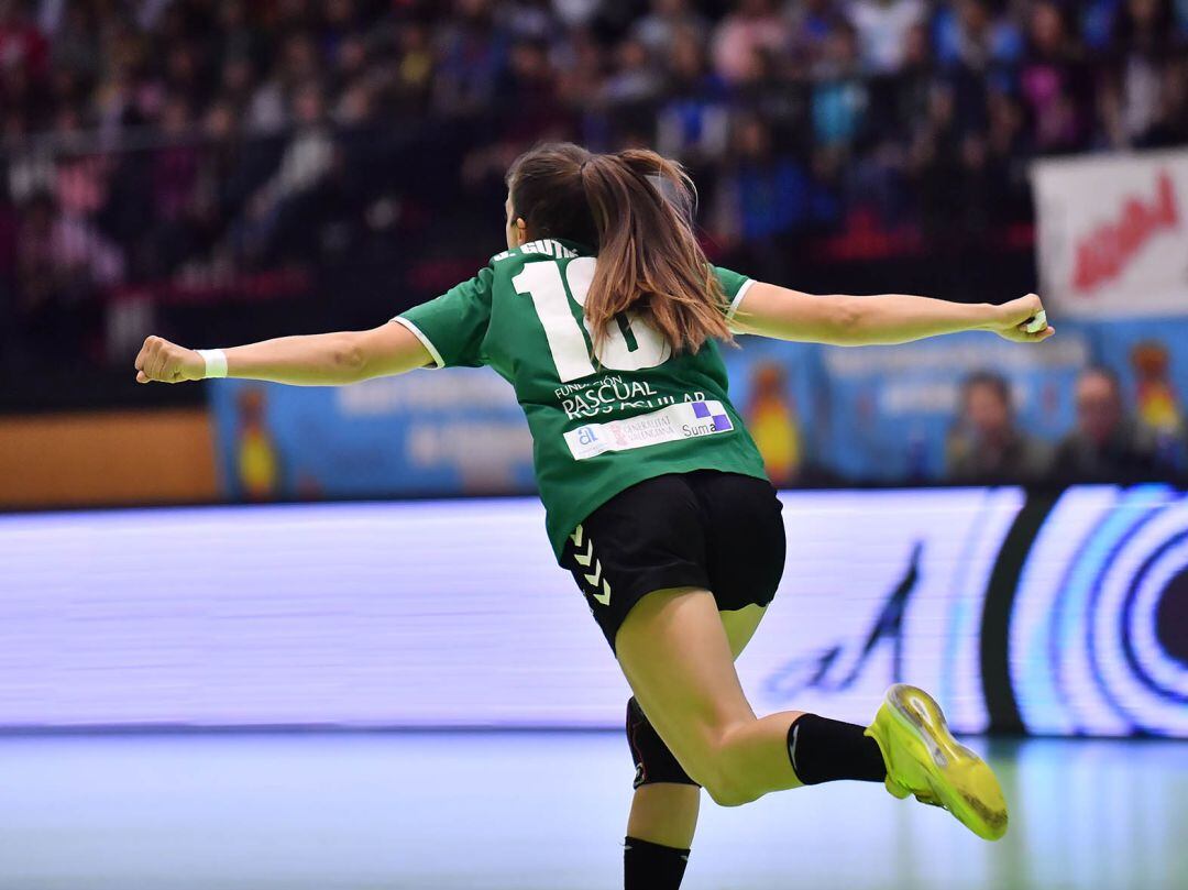 Jennifer Gutiérrez con su equipo.