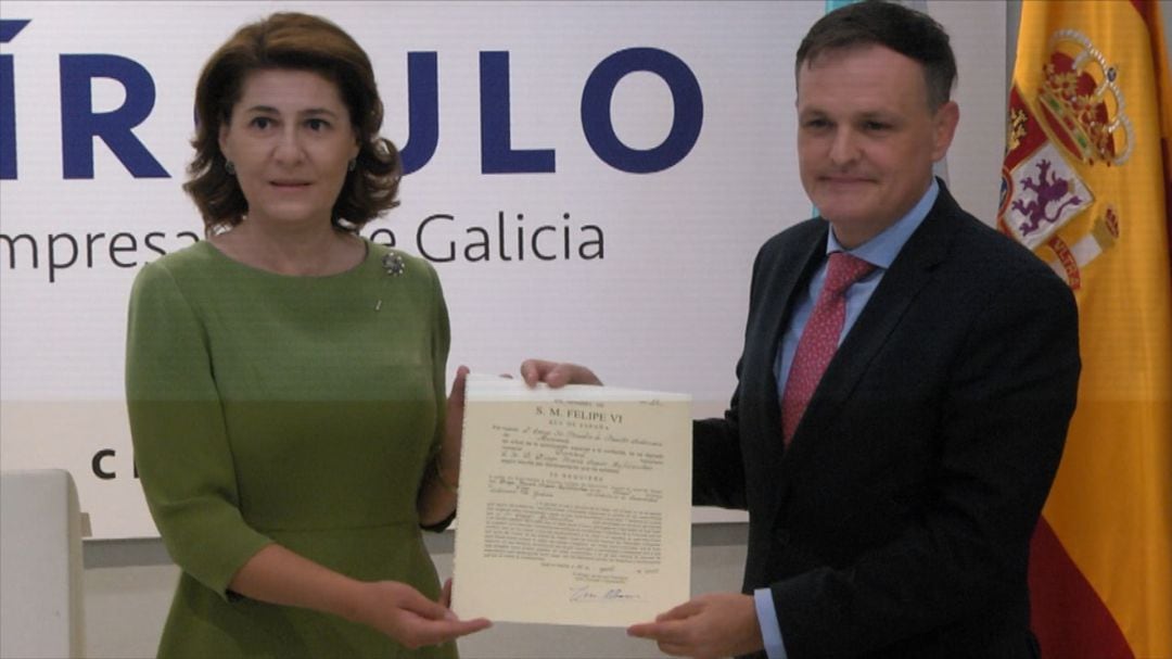 El consul honario de Rumanía en Galicia Diego Esquer Rufilanchas acompañado de la embajadora en España Gabriela Dancau