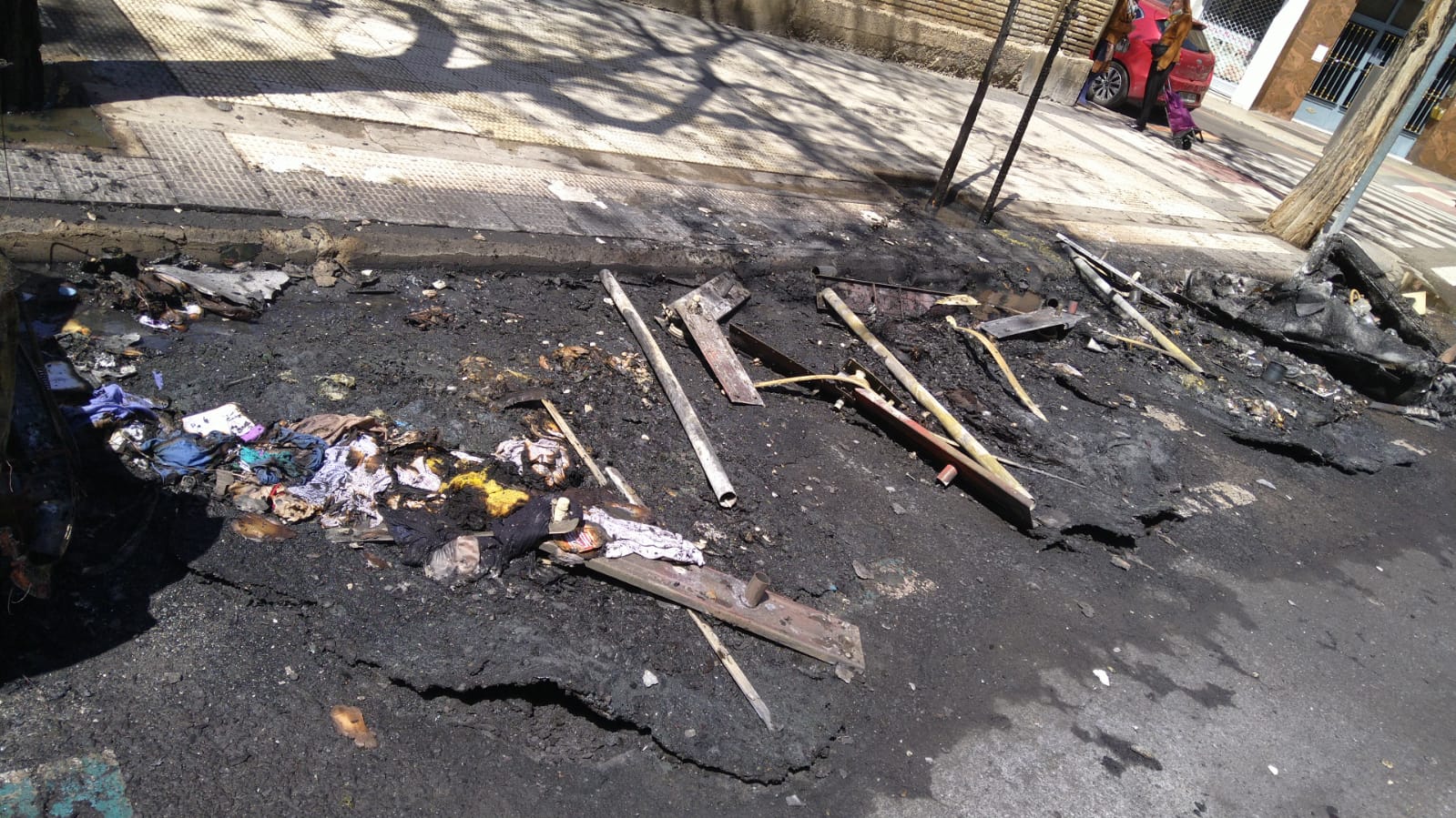 El incendio de un contenedor en el centro de Zaragoza daña otros tres y afecta a siete turismos