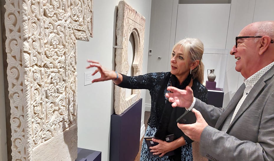 La consejera, Patricia del Pozo, junto a uno de los comisarios de la exposición y director del yacimiento, Antonio Vallejo.