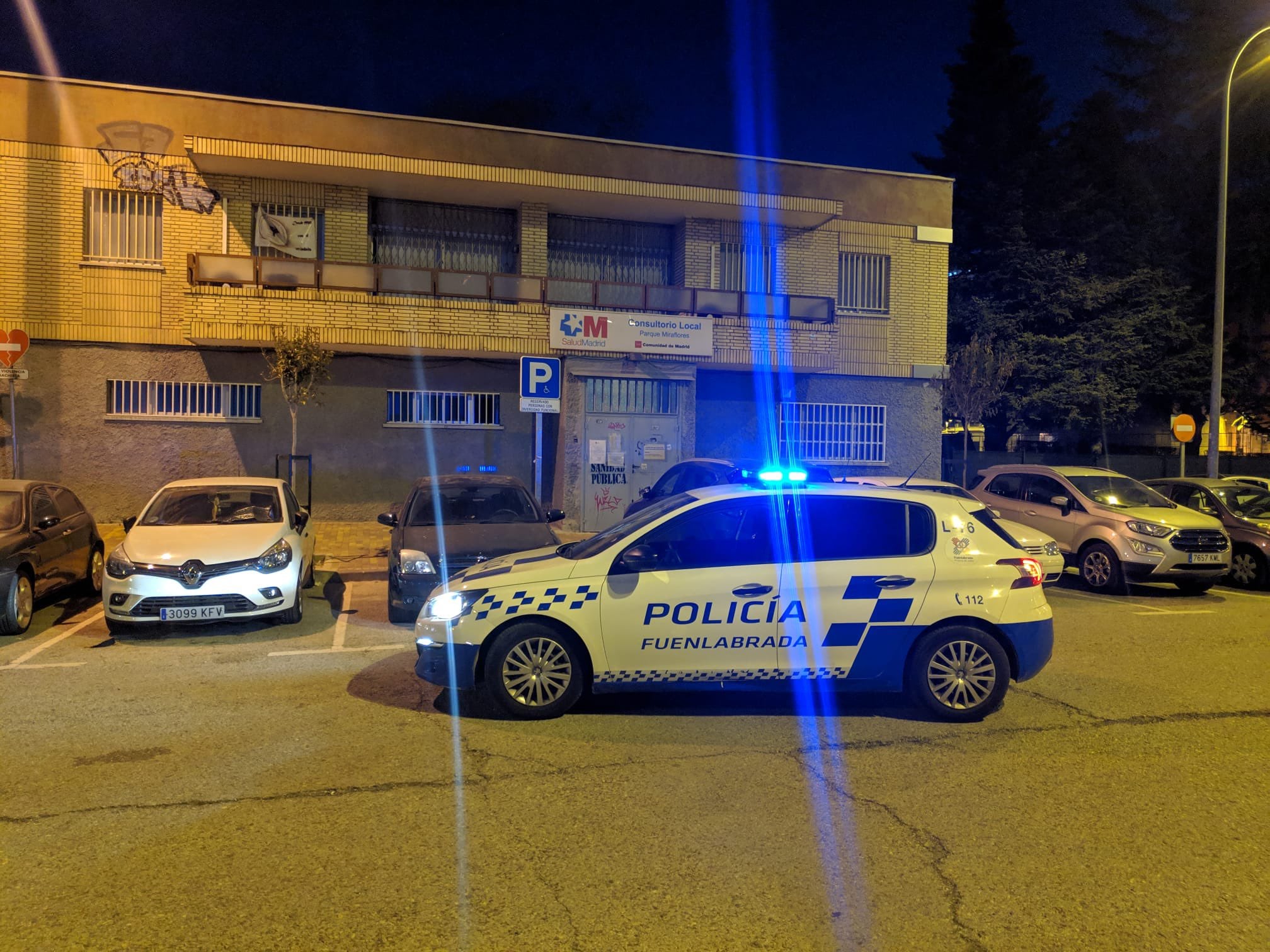 Una patrulla de Policía Local en el barrio de Parque Miraflores