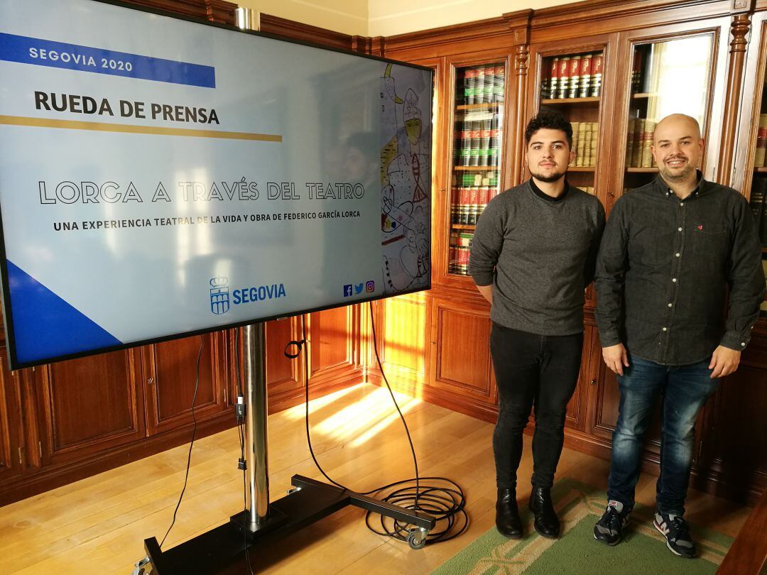 El director del curso Sergio Mínguez junto al concejal de juventud Ángel Galindo