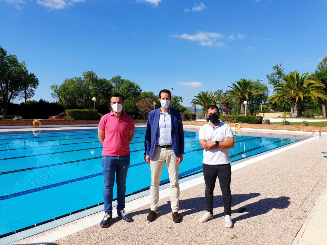 El alcalde de Elda, el edil de Deportes y el gerente de Emudesa, en la presentación de la apertura de las piscinas 