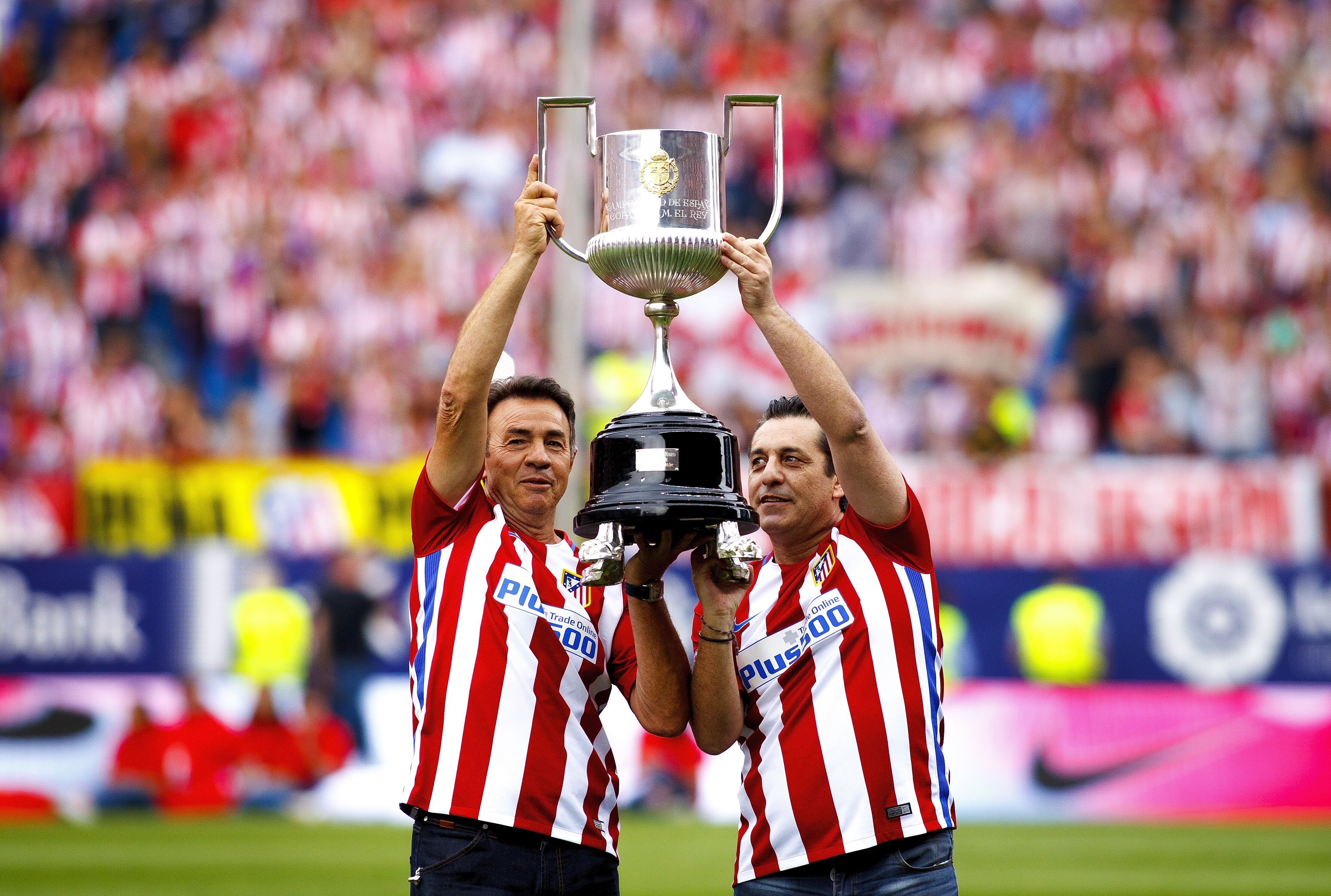 Abel Resino y Paulo Futre, levantando la Copa del Rey