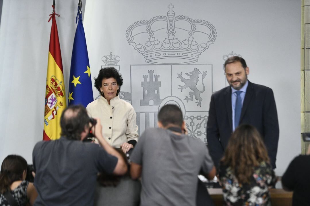 La ministra portavoz del Gobierno, Isabel Celaá, y el ministro de Fomento, José Luis Ábalos, en la rueda de prensa tras el último Consejo de Ministros