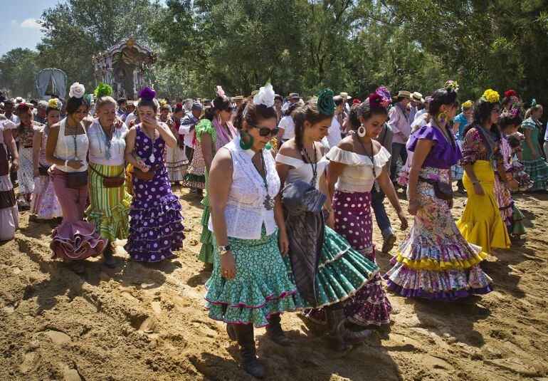 Un grupo de romeras de la Hermandad de Pilas (Sevilla) durante el camino de peregrinación hacia la aldea almonteña de El Rocío (Huelva)