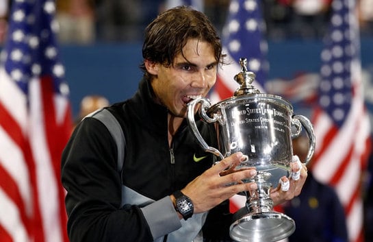 Como es habitual, Rafa Nadal ha mordido el trofeo del US Open nada más ganarlo por primera vez