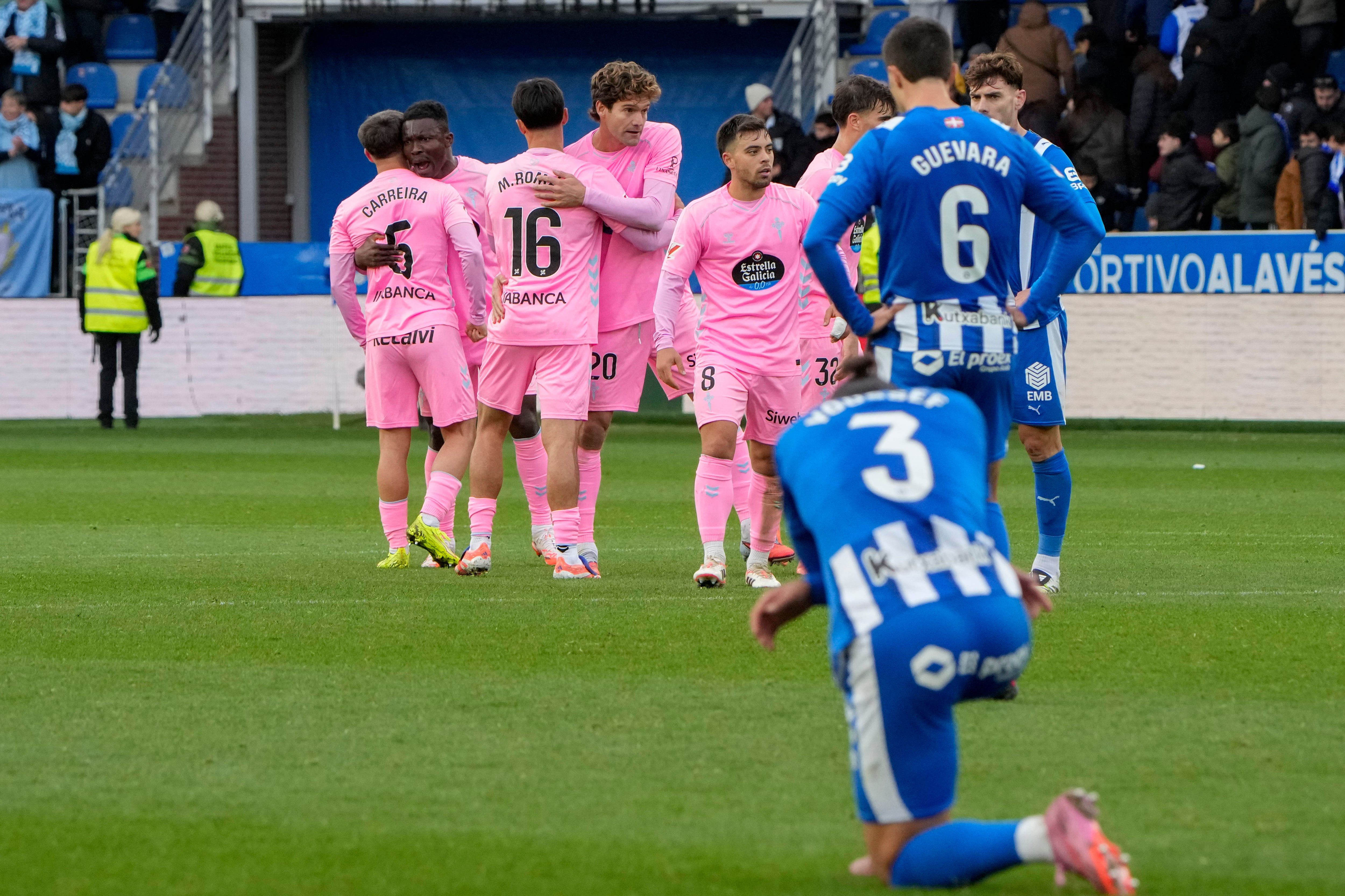 Los jugadores del Celta de Vigo celebran su victoria ante el Alavés
EFE/ Adrián Ruiz Hierro

