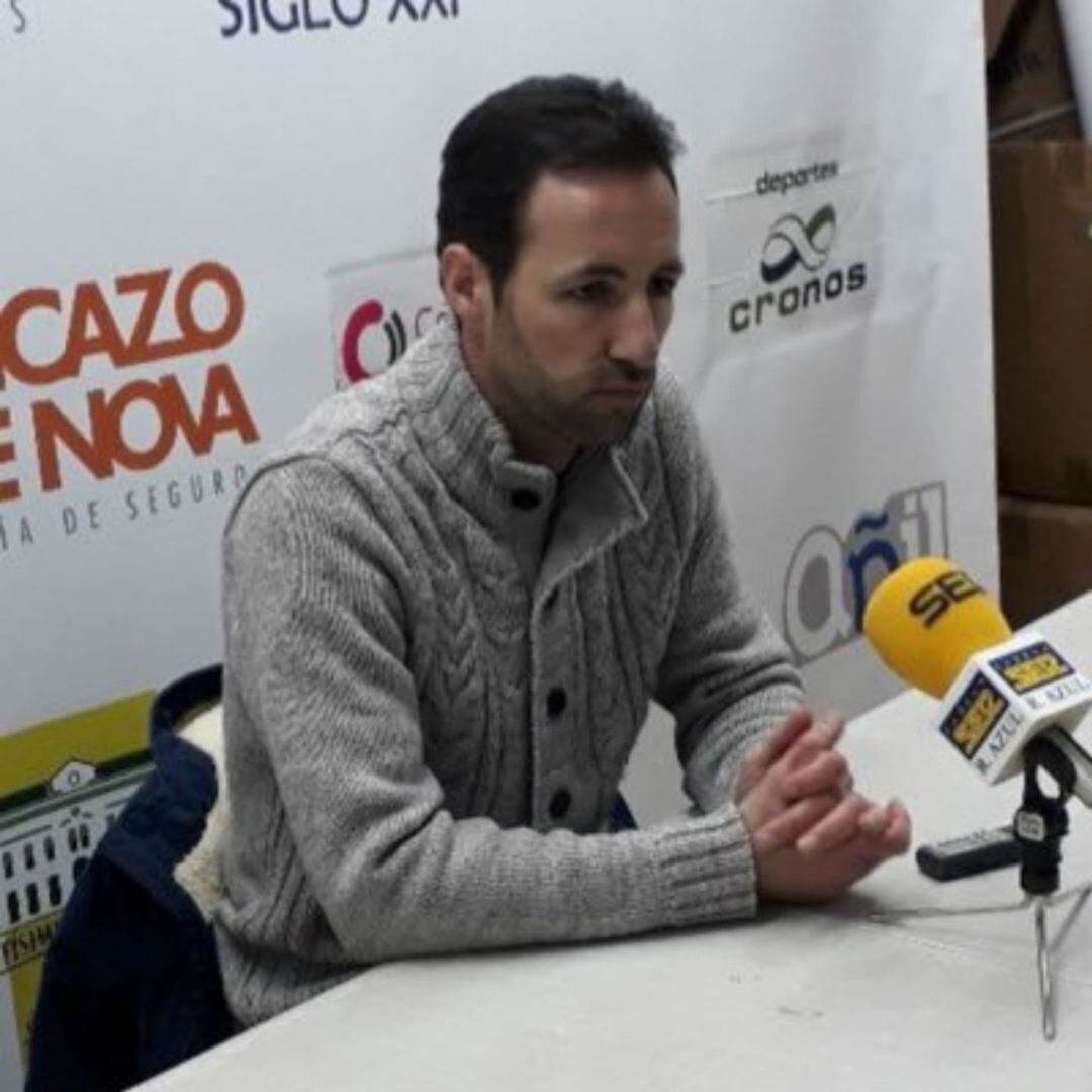 El entrenador de La Roda, José Luis Fuentes, durante una rueda de prensa