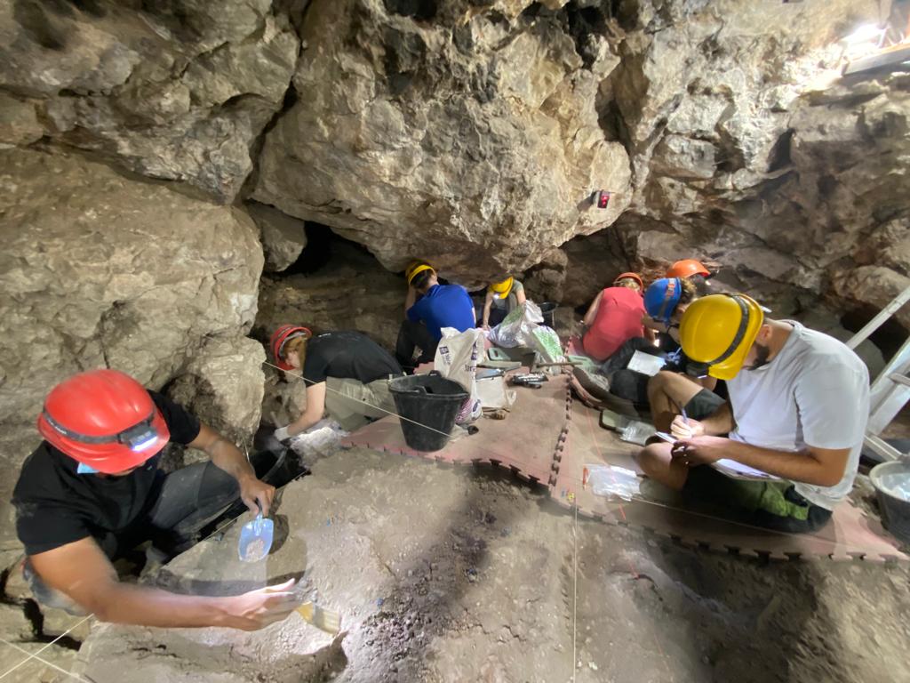 Momento de las excavaciones en la Cueva del Nacimiento del río Cuadros en Bedmar