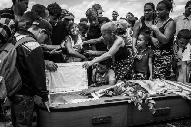 Una mujer llora durante el funeral de su marido, Keiber Cubero (25 años). Padre de una niña, Keiber salió una noche junto con otros dos compañeros a robar comida en un restaurante, pero fueron interceptados y abatidos a tiros por la policía