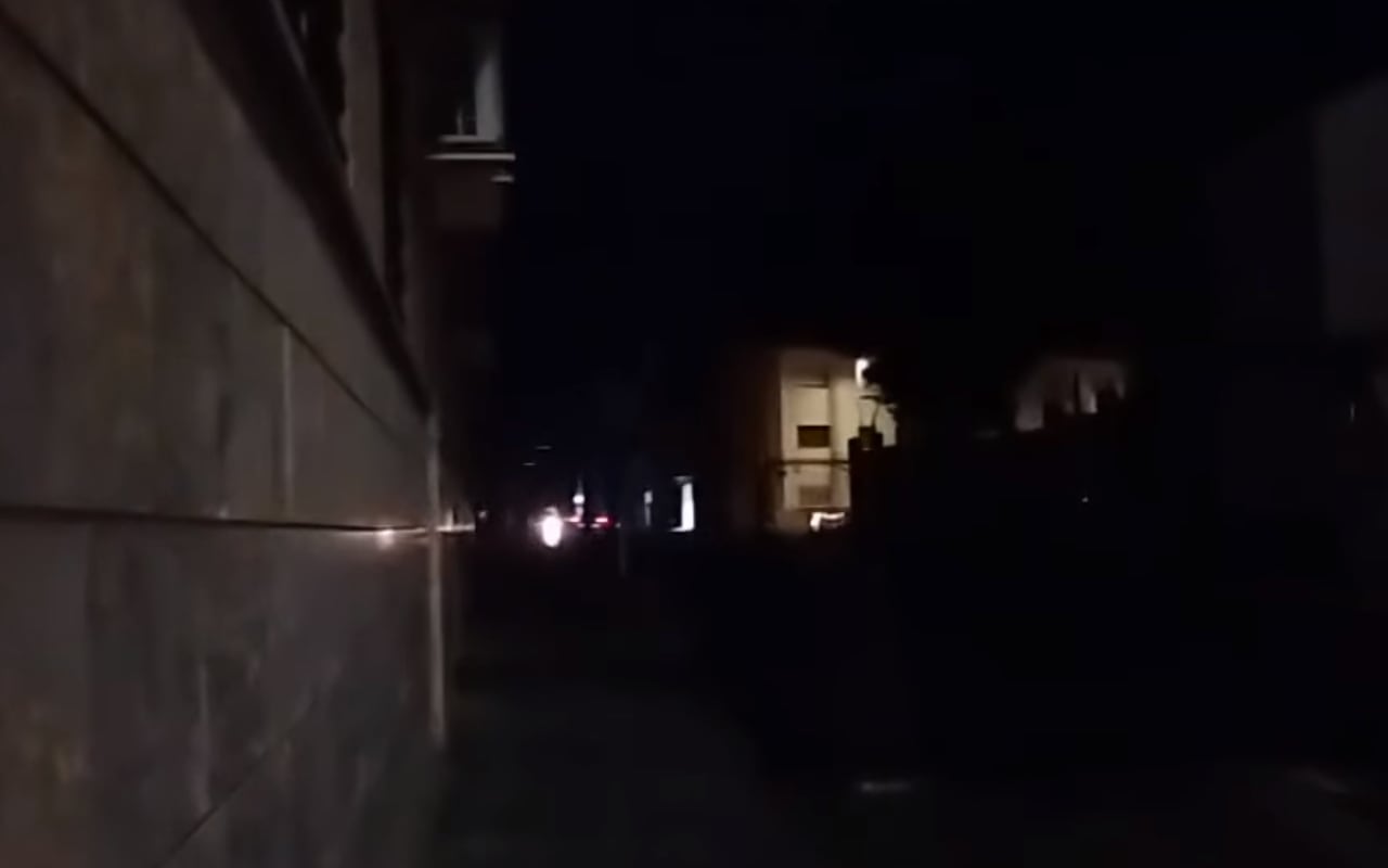 Imagen del apagón registrado en la tarde-noche de este martes en el barrio de los Llanos de Valdepeñas (Ciudad Real)