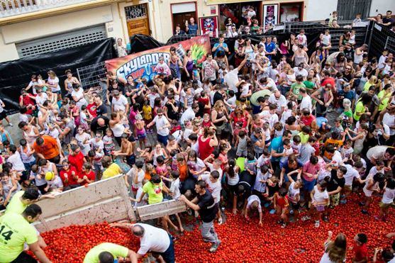 La Tomatina infantil reunió a 2.500 niños.