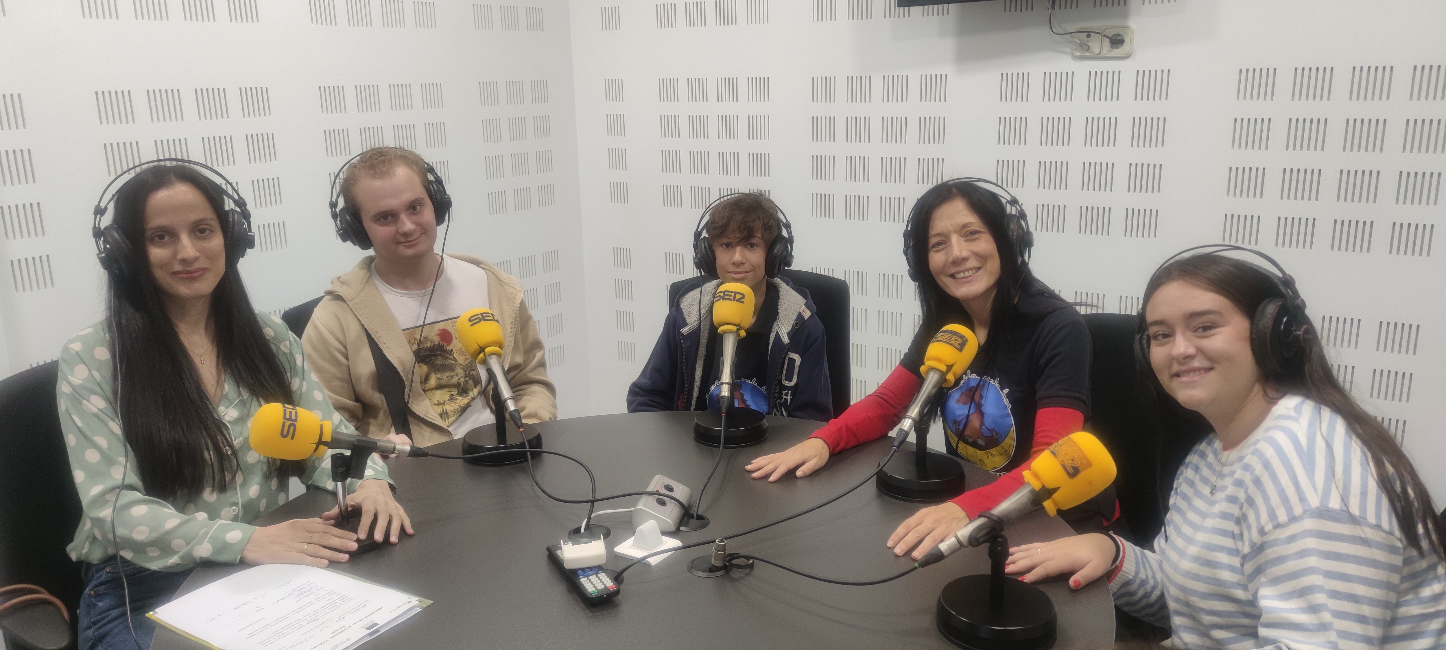 Almudena, Iker, Iván, Isabel y Claudia nos han contado los beneficios de la terapia ecuestre que realizan en el IES Neil Armstrong de Valdemoro