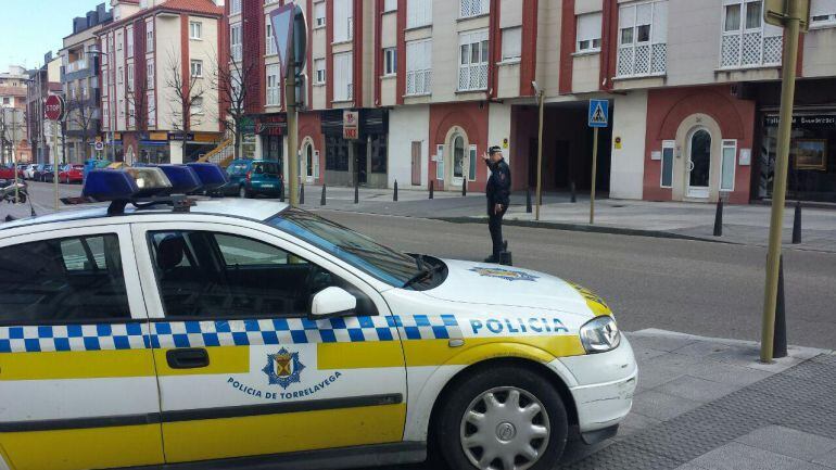 Agente de la policía local ordenando el tráfico