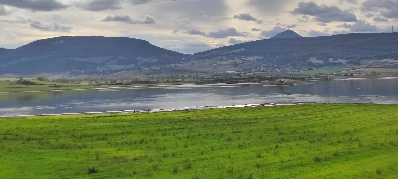Los suelos verdean en el inicio de noviembre gracias a las precipitaciones de los últimos días, al tiempo que se incrementa el volumen de agua en balsas y pantanos. En la imagen, la balsa de Ezkoriz en Badostain (Valle de Egües)