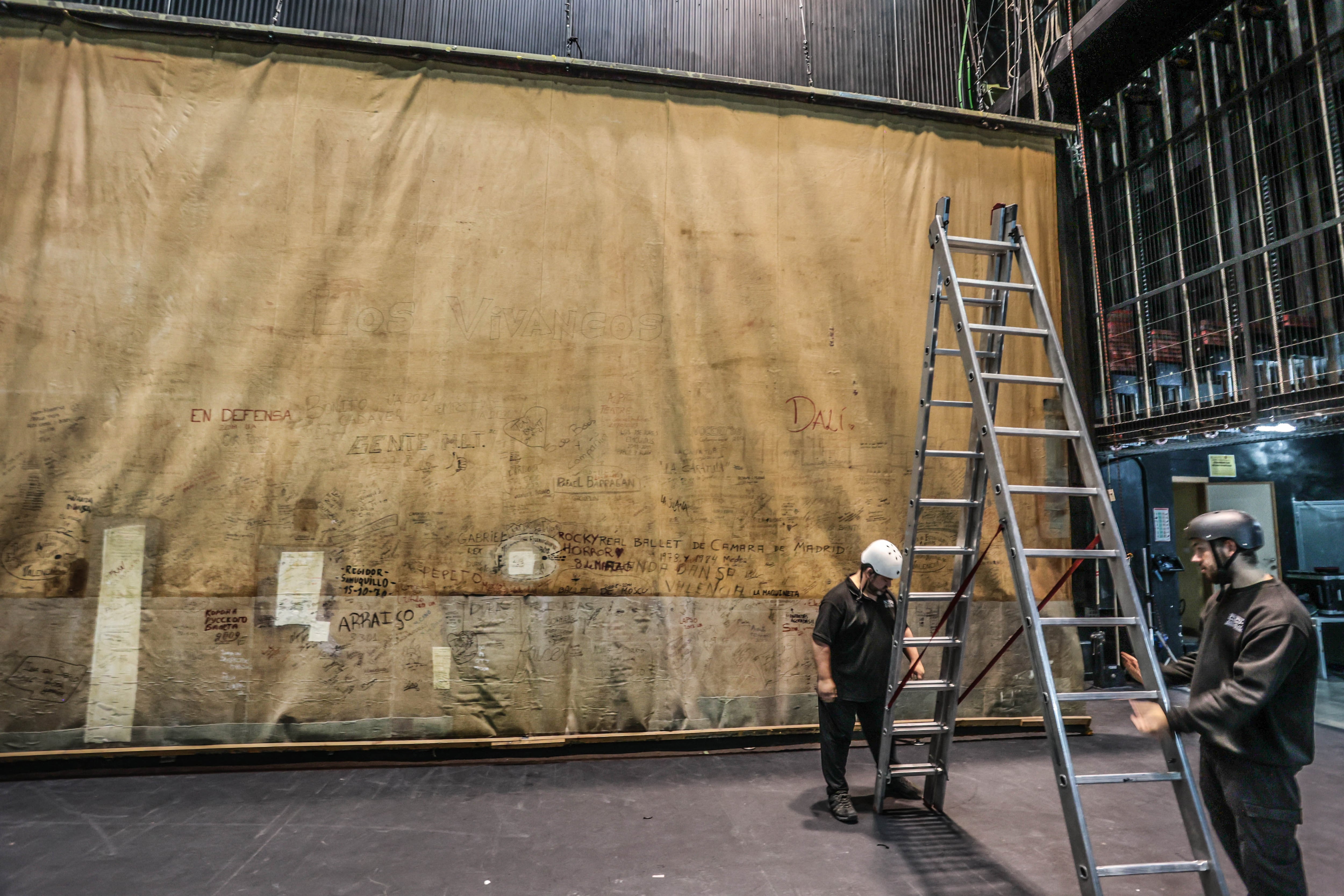 En la parte trasera del telón, se encuentran los nombres de las compañías que han pasado por el Teatro Castelar