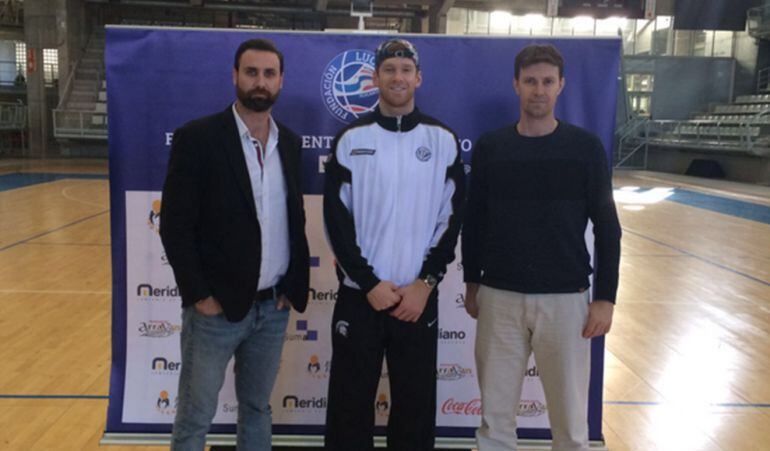 El presidente de la Fundación Lucentum, Toni Gallego, junto a Miguel Médicis