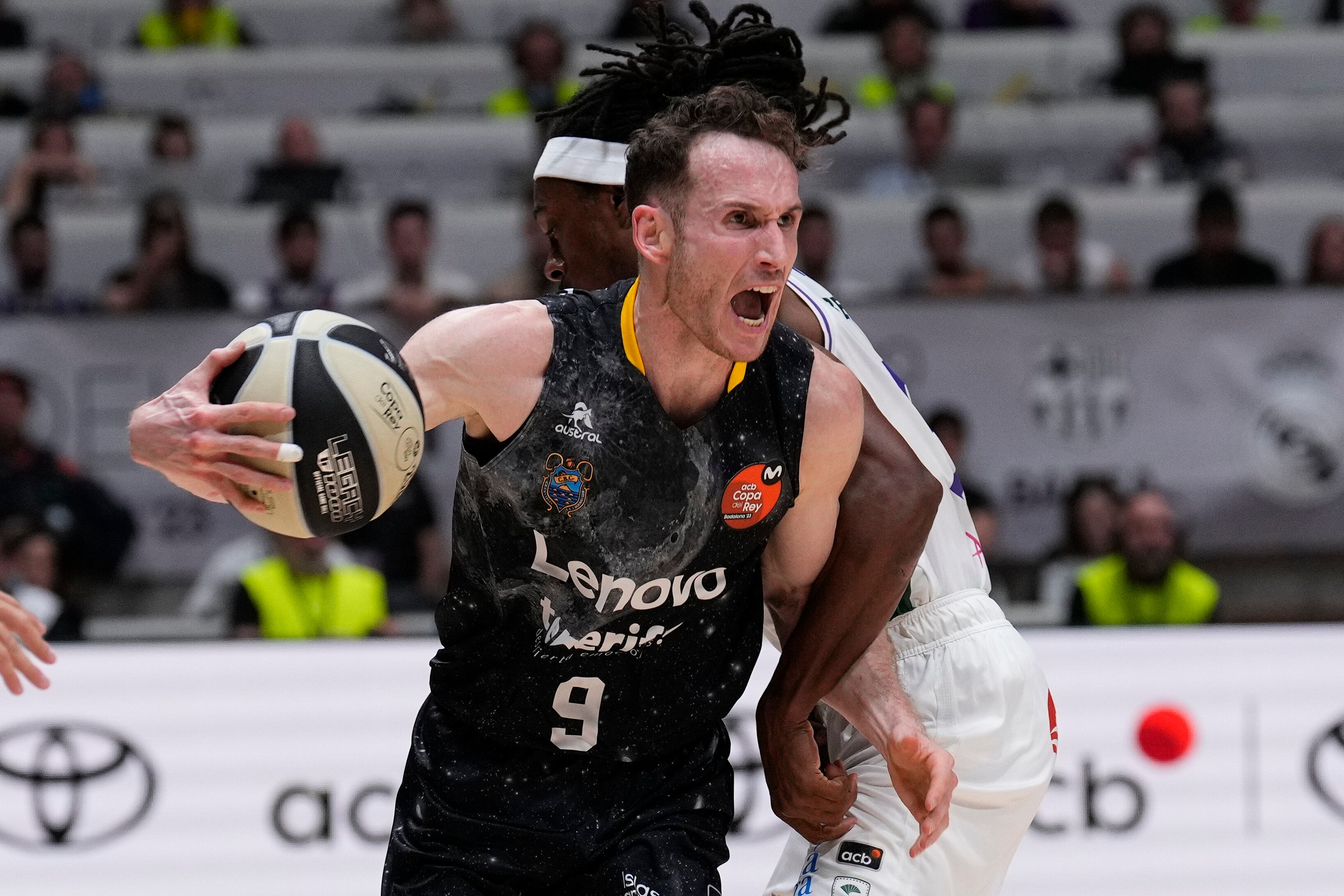 BADALONA, 19/02/2023.- El base del Lenovo Tenerife Marcelinho Huertas (i) y Kendrick Perry, base del Unicaja, durante la final de la Copa del Rey de baloncesto que disputan este domingo en el Pabellón Olímpico de Badalona. EFE/Alejandro García