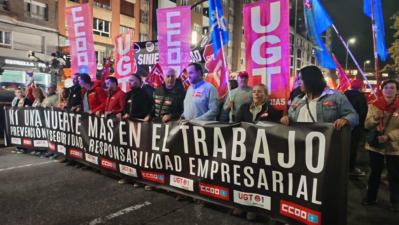 Cientos de personas se manifiestan en Gijón contra la siniestralidad laboral.