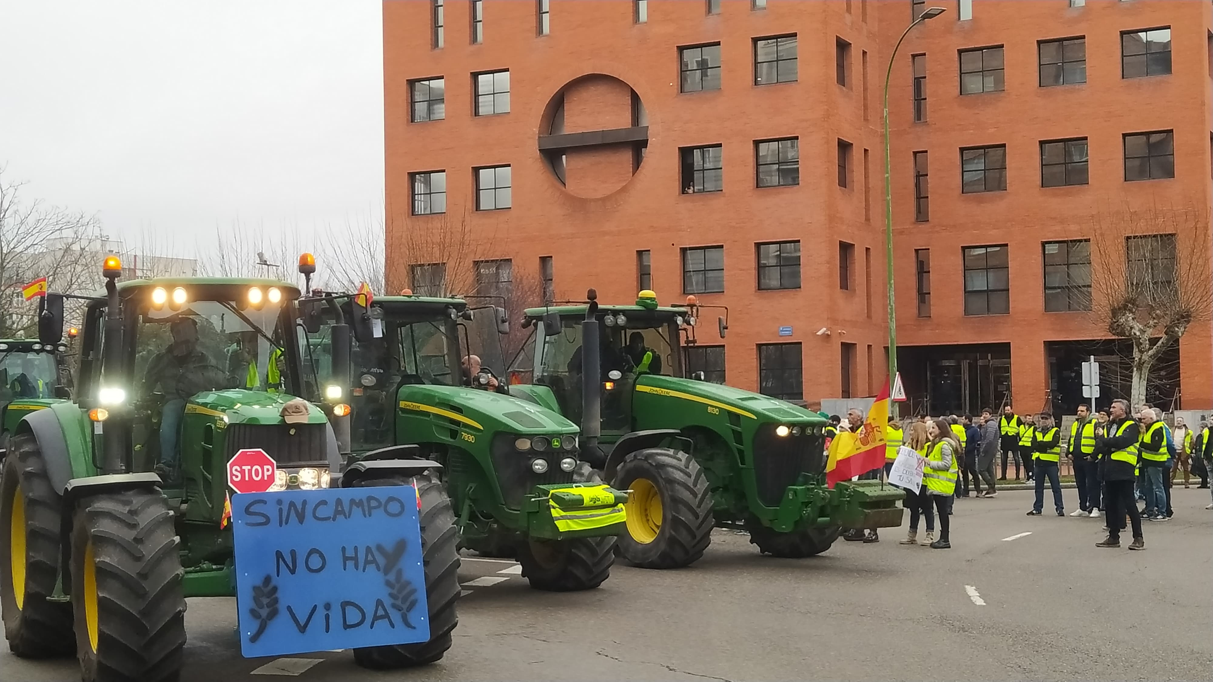 Tractores en una protesta junto a la delegación territorial de la Junta de Castilla y León en Burgos. / Foto: Radio Castilla