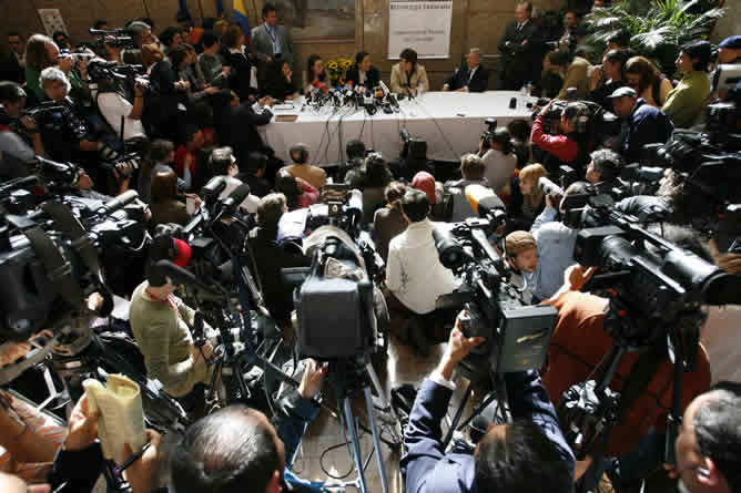 Ingrid Betancourt en una rueda de prensa en Bogotá junto a sus hijos