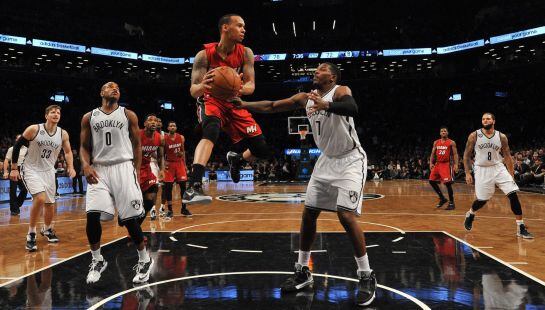 JLX11. BROOKLYN (NY,EEUU), 17/11/14.- Shabazz Napier (3d) de los Miami Heat en acción ante (de izquierda a derecha) Mirza Teletovic de Bosnia y Herzegovina, Jarrett Jack, Joe Johnson y Deron Williams de los Brooklyn Nets durante un partido de la NBA dispu