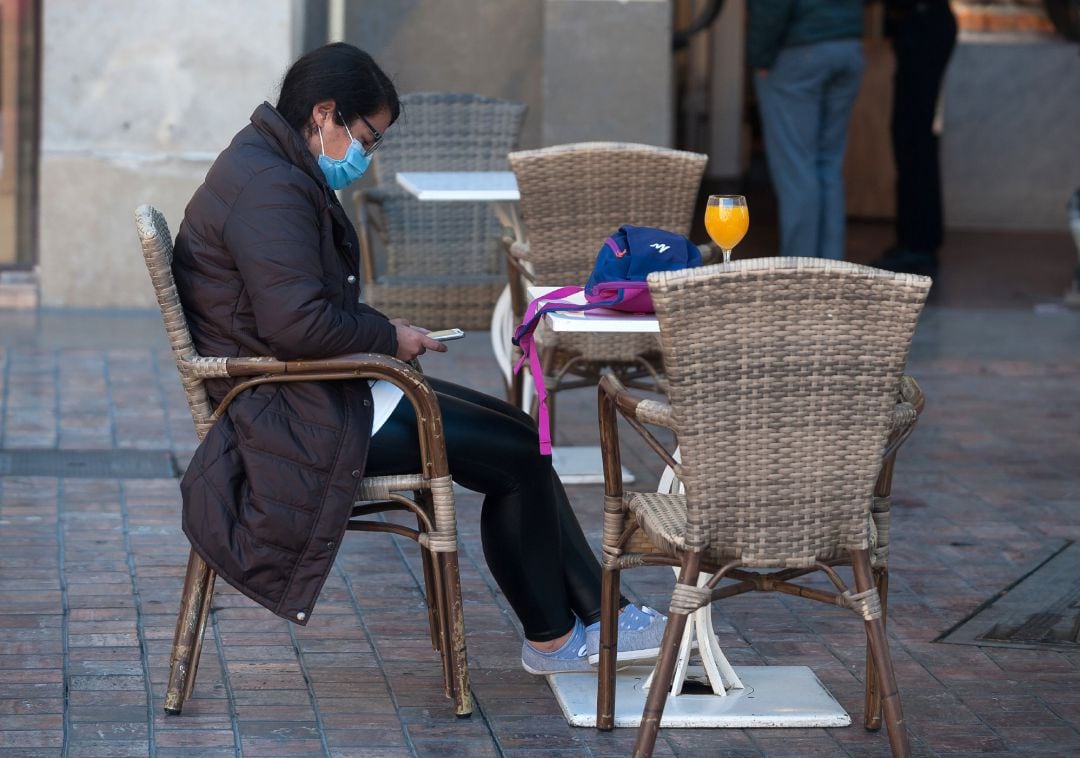 Consumidora en una terraza 