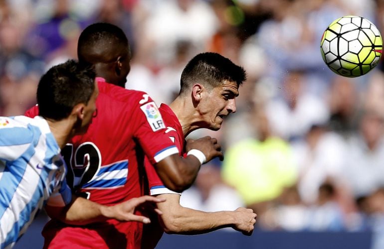 Gerard Moreno lucha por el balón ante Pape Diop y Federico Ricca.