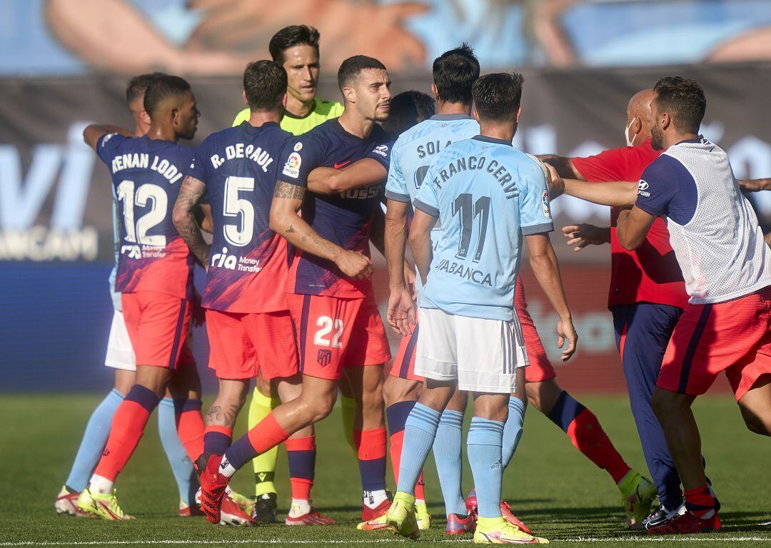 Momento de la tangana entre los jugadores del Atlético y el Celta. 