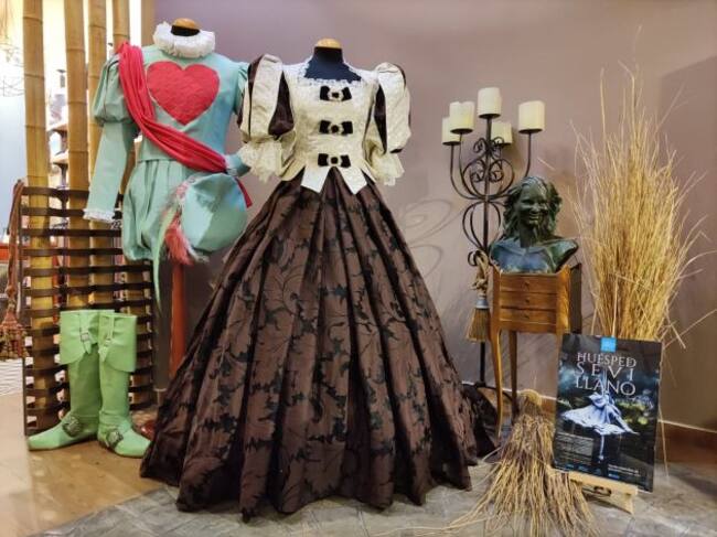 Vestuario de los dos personajes principales de 'El huésped del sevillano' expuesto en la tienda Filant la tardor