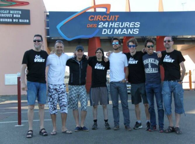 Los ocho pilotos posan en el circuito francés de Le Mans