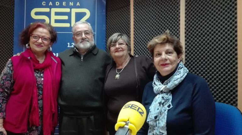 Alumnas del Aula de Mayores de la UCA en Algeciras, Victoria Guerrero, Rosa barroso y Fina Mateo, junto a Enrique Pérez.