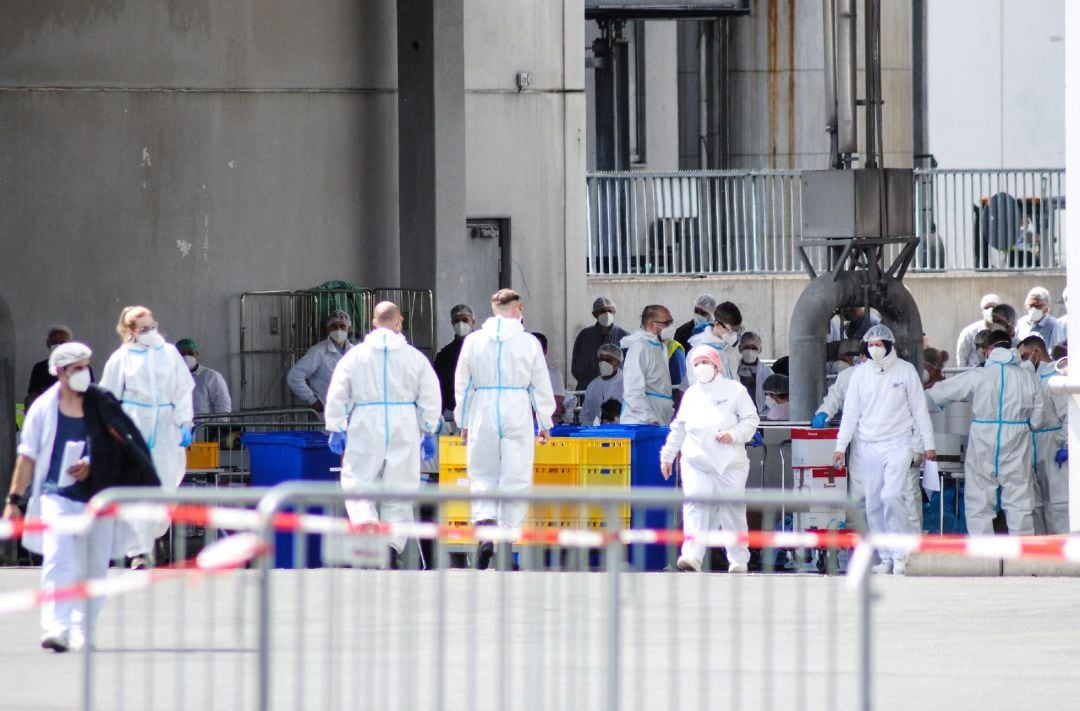 Soldados intervienen en la fábrica de carne de Alemania.