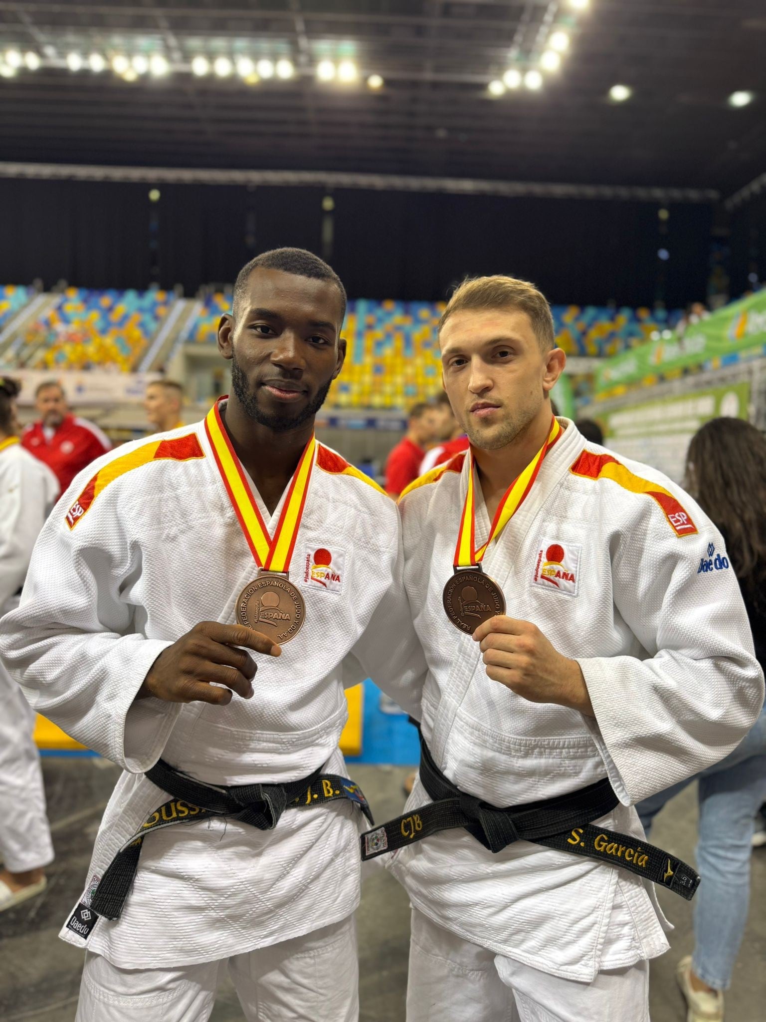 Moussa Macalou y Sergio García con la medalla de bronce. Foto: CJ Binéfar