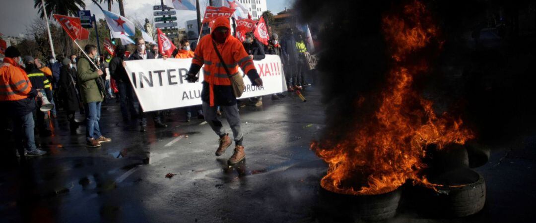 Más de un centenar de empleados de Alu Ibérica A Coruña han participado este sábado en una manifestación para reclamar la readmisión de una trabajadora