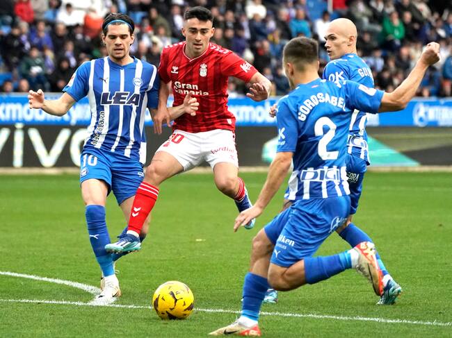 VITORIA, 09/12/2023.-El delantero del Deportivo Alavés Ianis Hagi y el centrocampista de Las Palmas Alberto Moleiro, durante el partido correspondiente a la jornada 16 de LaLiga EA Sports, este sábado en el estadio de Mendizoroza. EFE / L. Rico
