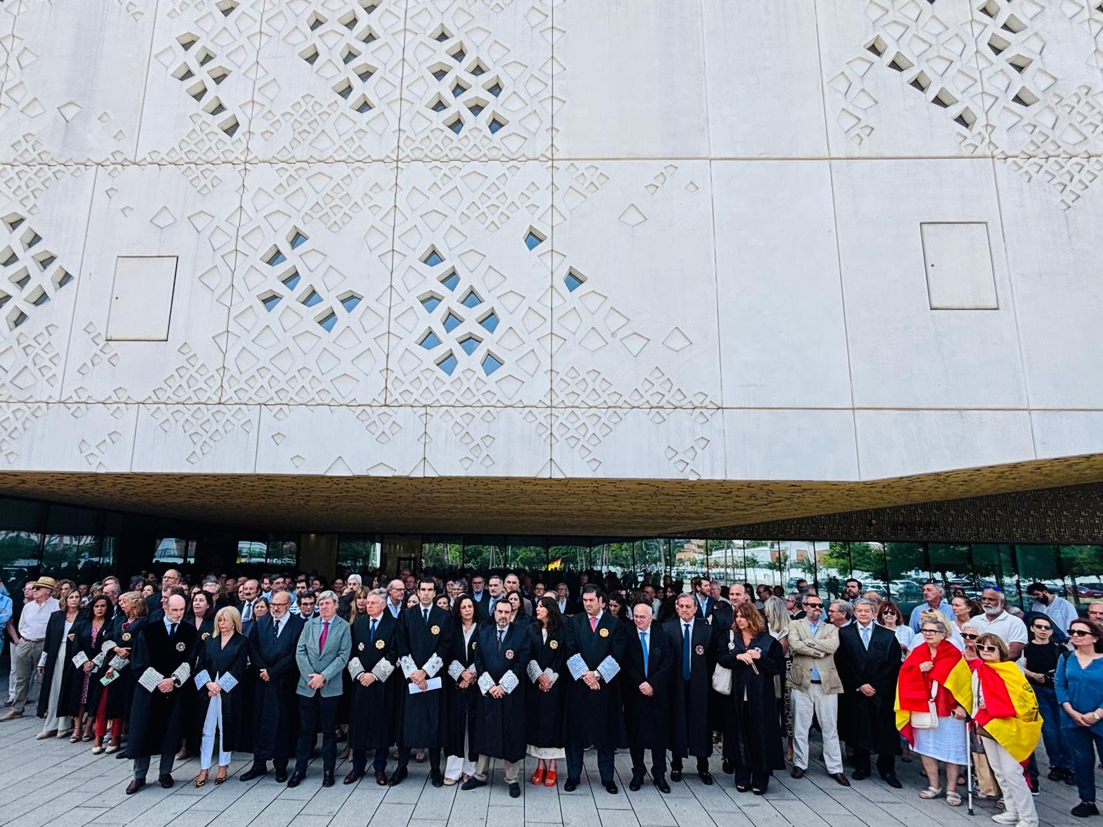 Concentración de jueces y fiscales frente a la Ciudad de la Justicia de Córdoba