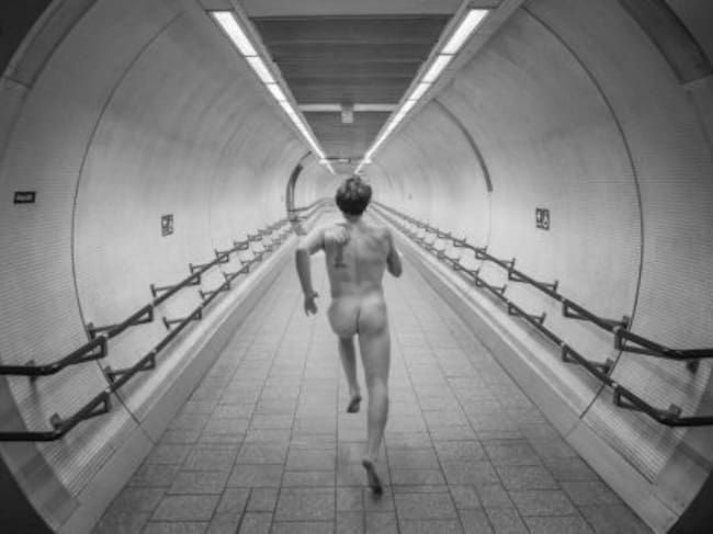 Tim Shieff corriendo desnudo en una estación de metro